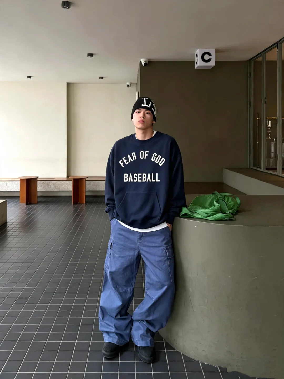 135 MLB joint Essentials crew neck sweatshirt Color: Tibetan Blue Fabric: Heavy combed cotton, thick and soft to the touch, Breathable and not easy to deform and loose after long-term washing Process: The letters on the front are heat transfer printing, which has a strong three-dimensional effect, and the letters on the back are three-dimensional foaming effect. Special glue stacking processing is used to form a slightly raised 3D texture, which looks like a relief from a distance and has thickness when seen up close. Details: All accessories are customized The level of precision can be compared with the domestic cross-border special Size table: S (length 69, bust 66, shoulder width 63.5, sleeve length 57) M (length 71, bust 68, shoulder width 65, sleeve length 58) L (length 73, bust 70, shoulder width 66.5, sleeve length 59) XL (length 75, chest 72, shoulder width 68, sleeve length 60) It is recommended to be under 175cm, 80-140kg S 175-180cm, 140-160kg M 180-185cm, 160-180kg L 185-190cm, 180kg XL